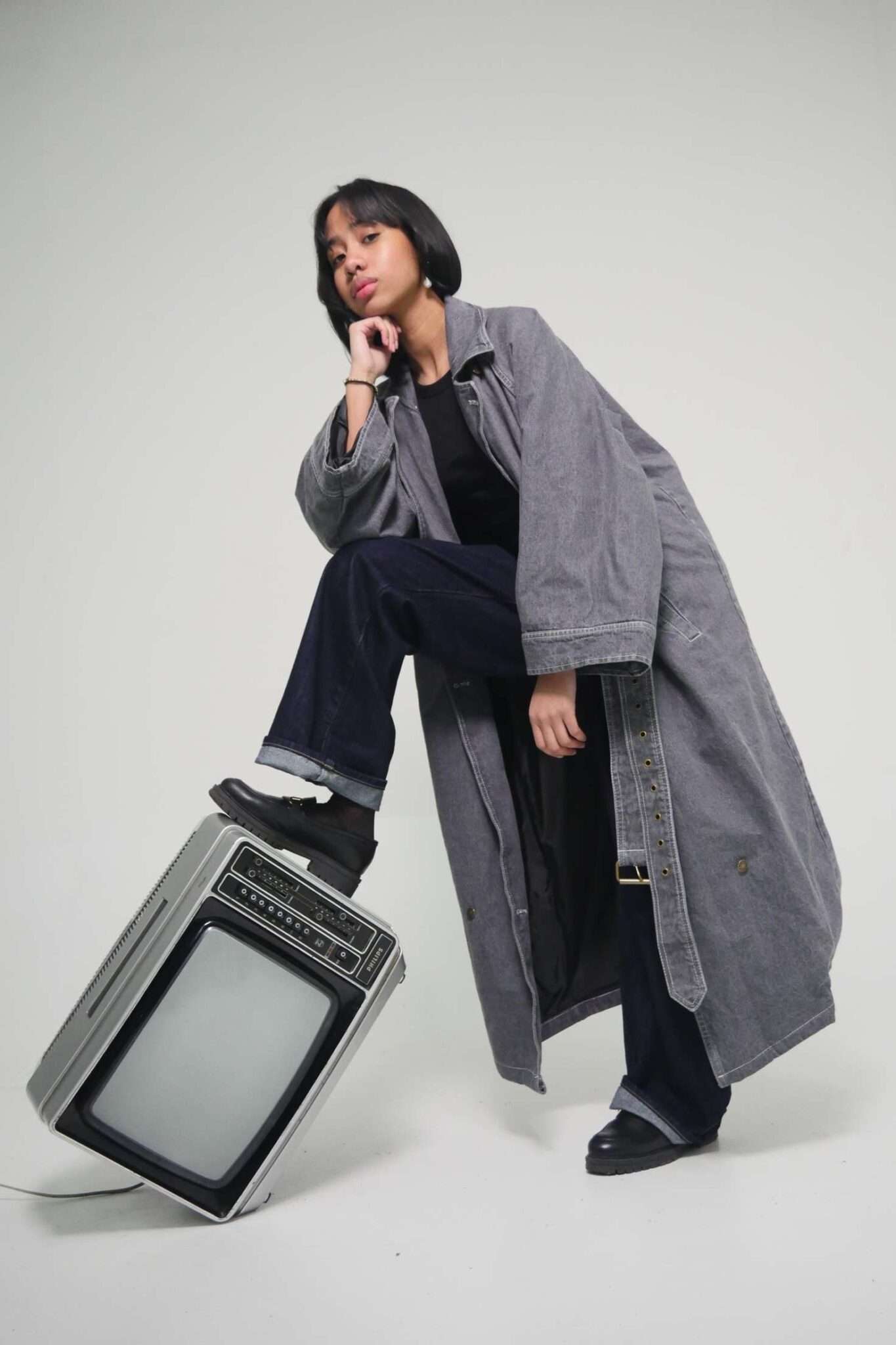 Femme confiante avec télévision - shooting - reseaux sociaux